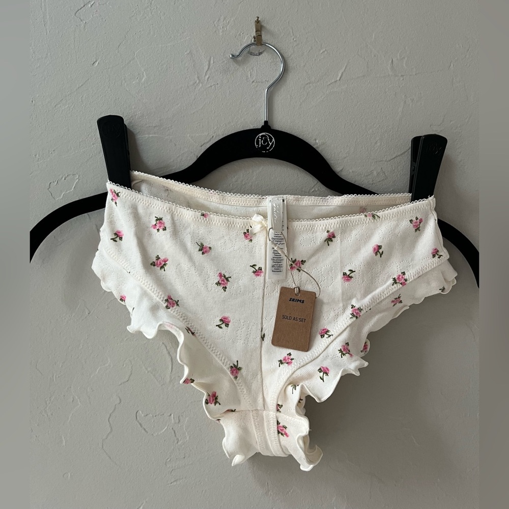SKIMS LOGO POINTELLE CROPPED CAMI SET MARBLE PINK ROSEBUD PRINT XS - Picture 9 of 11